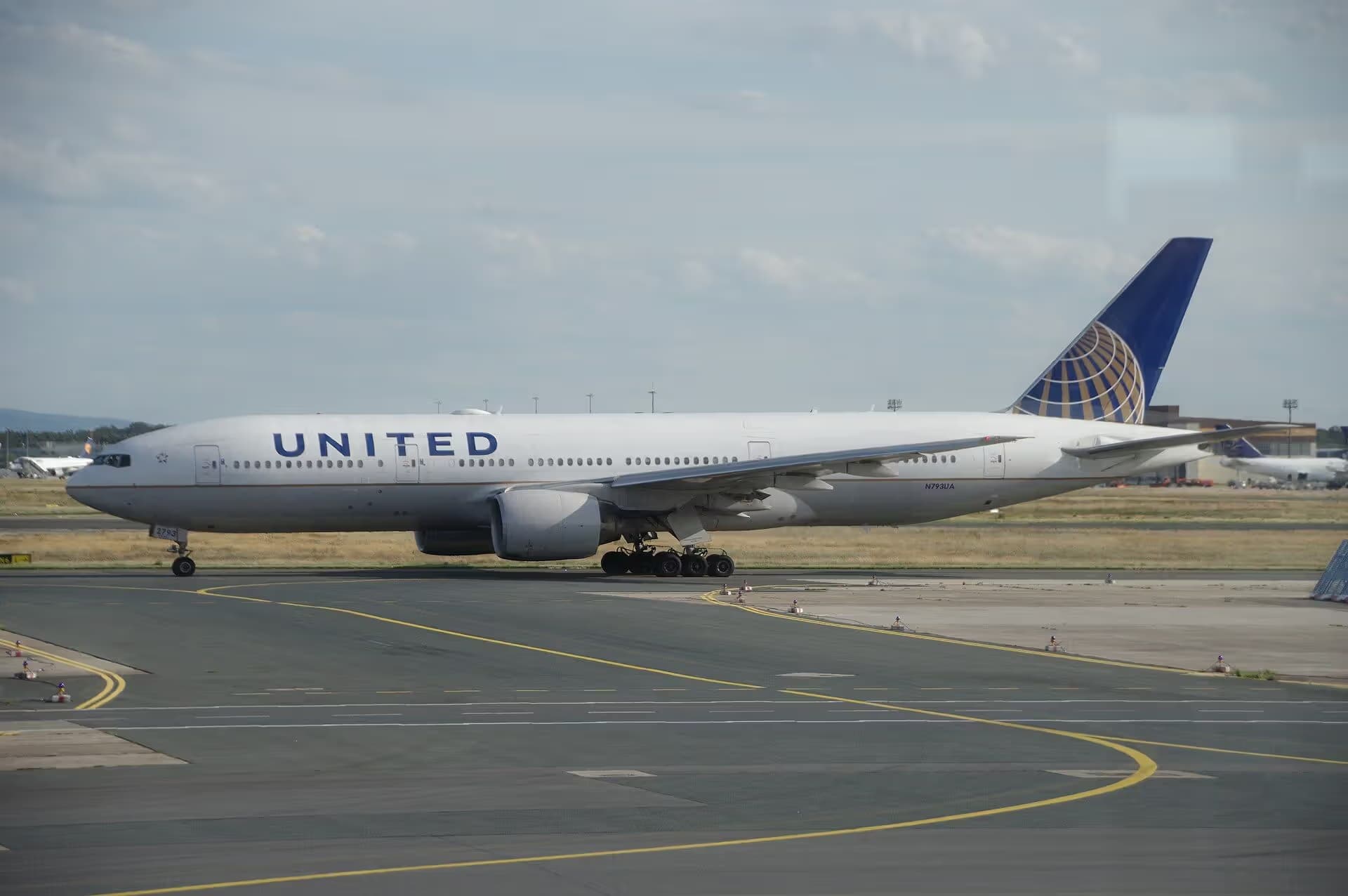 N793UA — Twin-engine aircraft