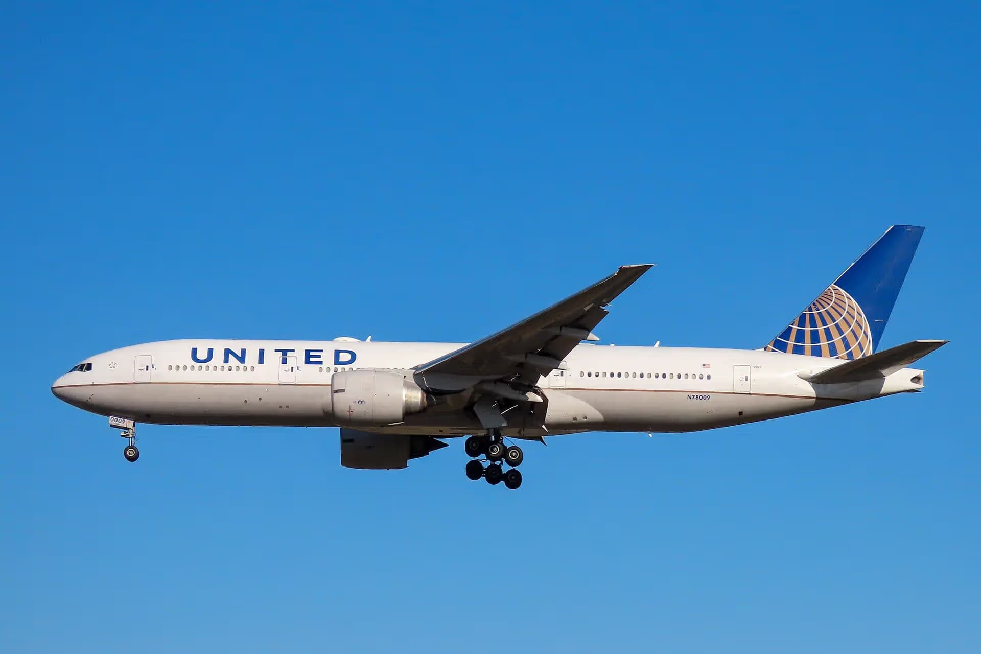 N78009 — Twin-engine aircraft