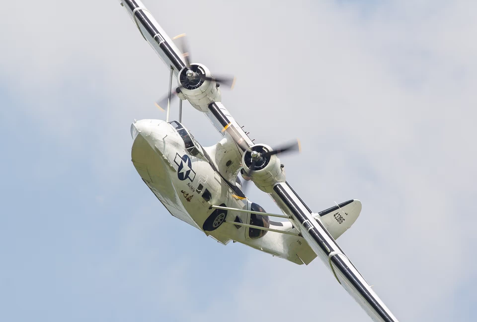 Unidentified — Twin-engine aircraft