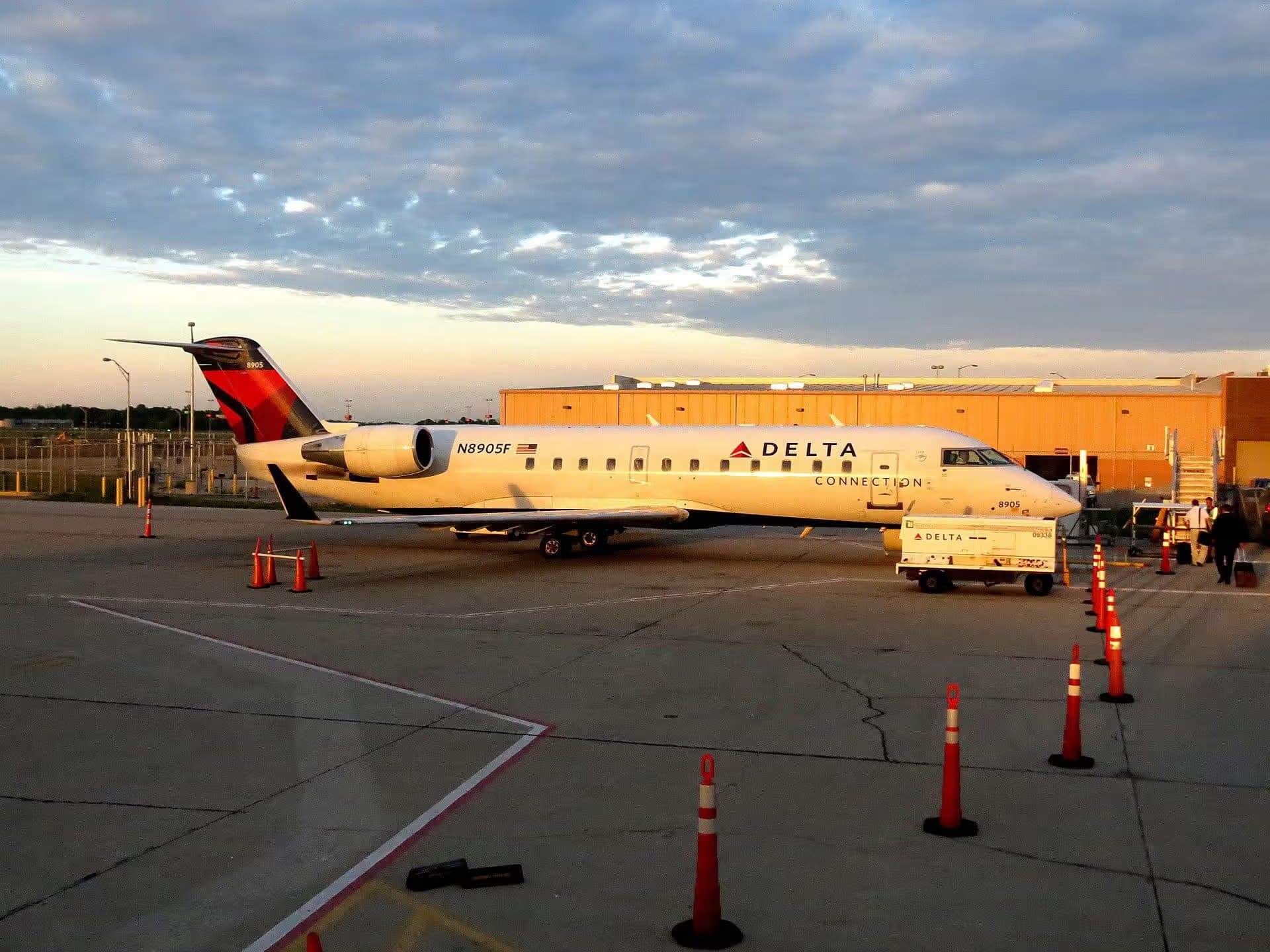 N8905F — Twin-engine aircraft