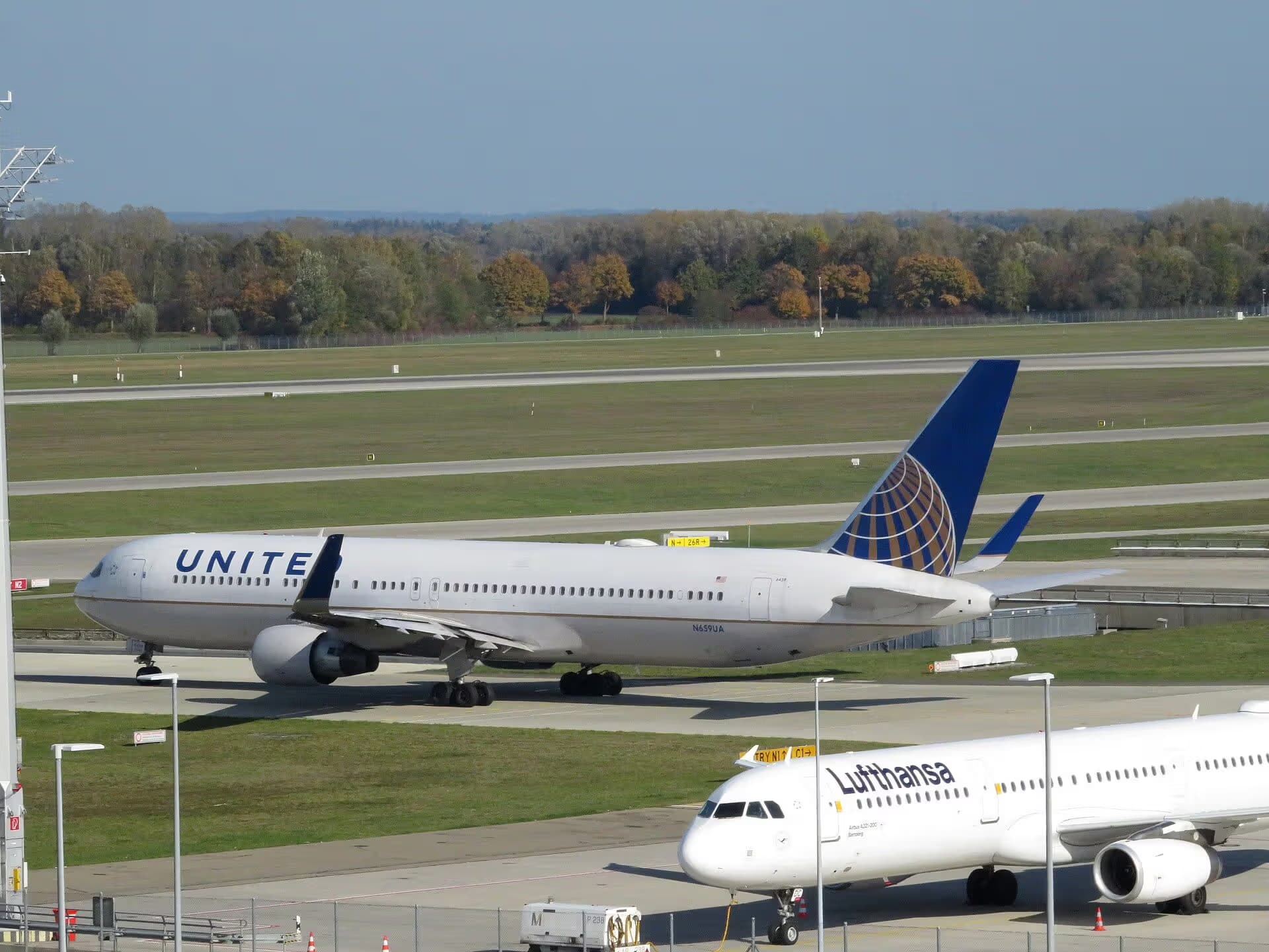 N659UA — Twin-engine aircraft at Munich Airport