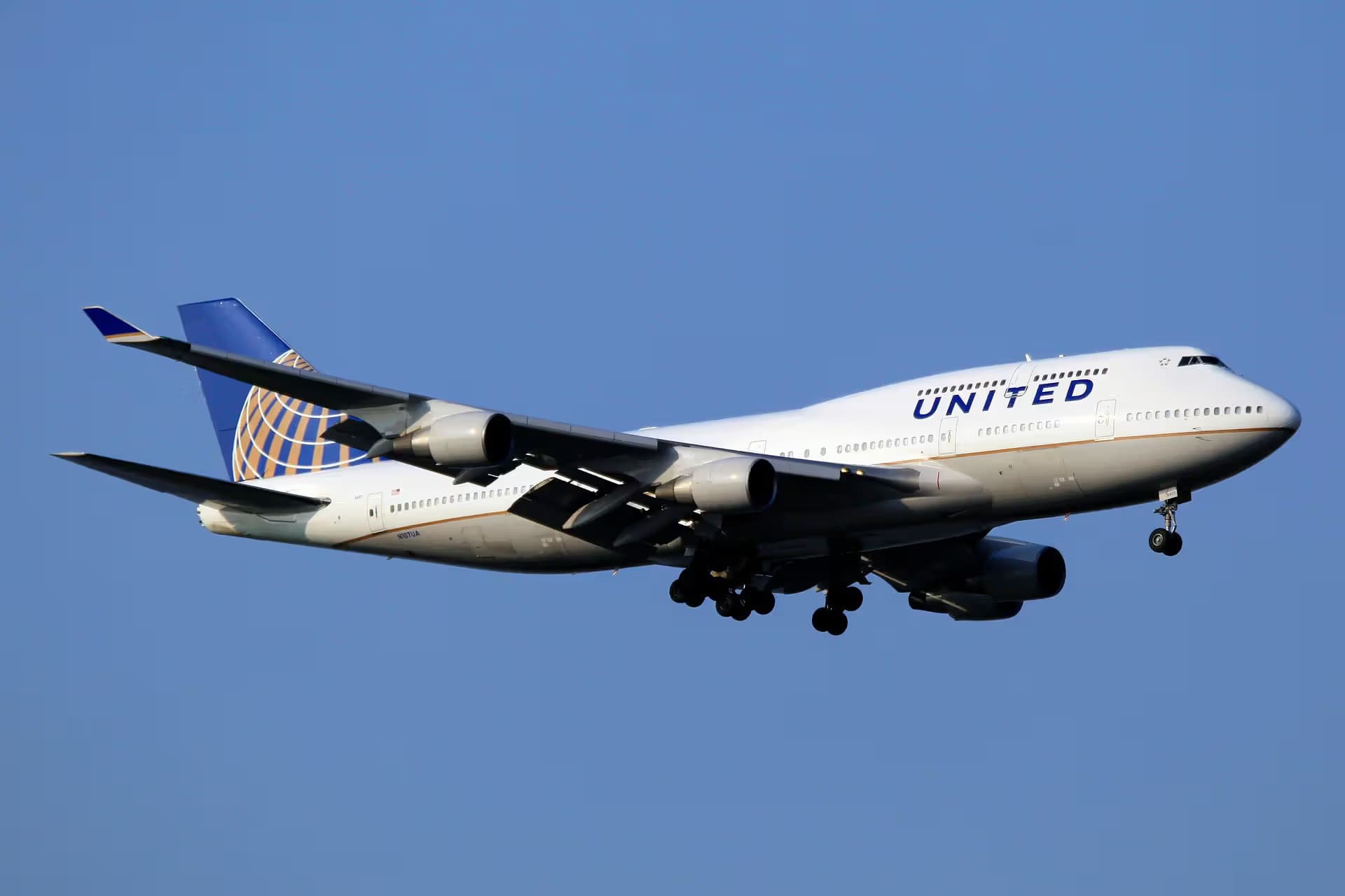 N107UA — Boeing