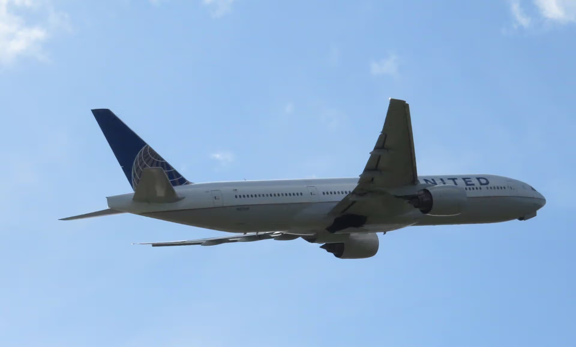 N222UA — Twin-engine aircraft at Munich Airport