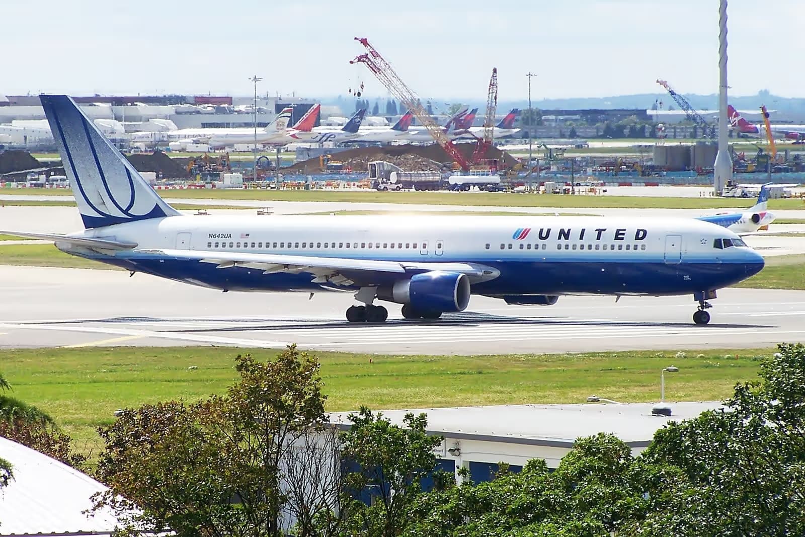N642UA — Twin-engine aircraft