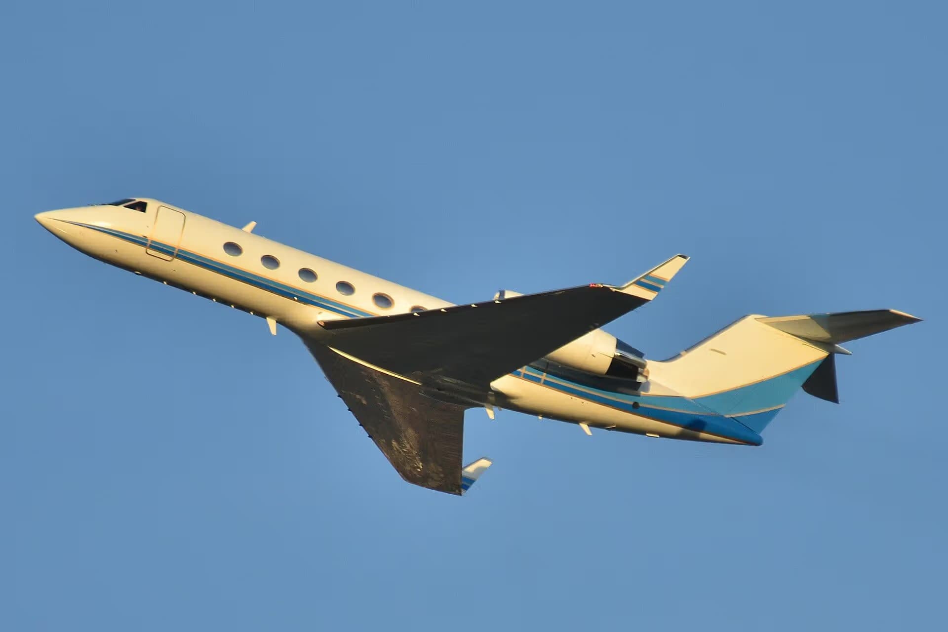 N68AL — Business jet