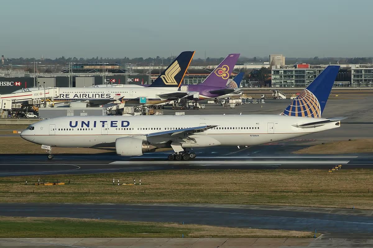 N788UA — Twin-engine aircraft