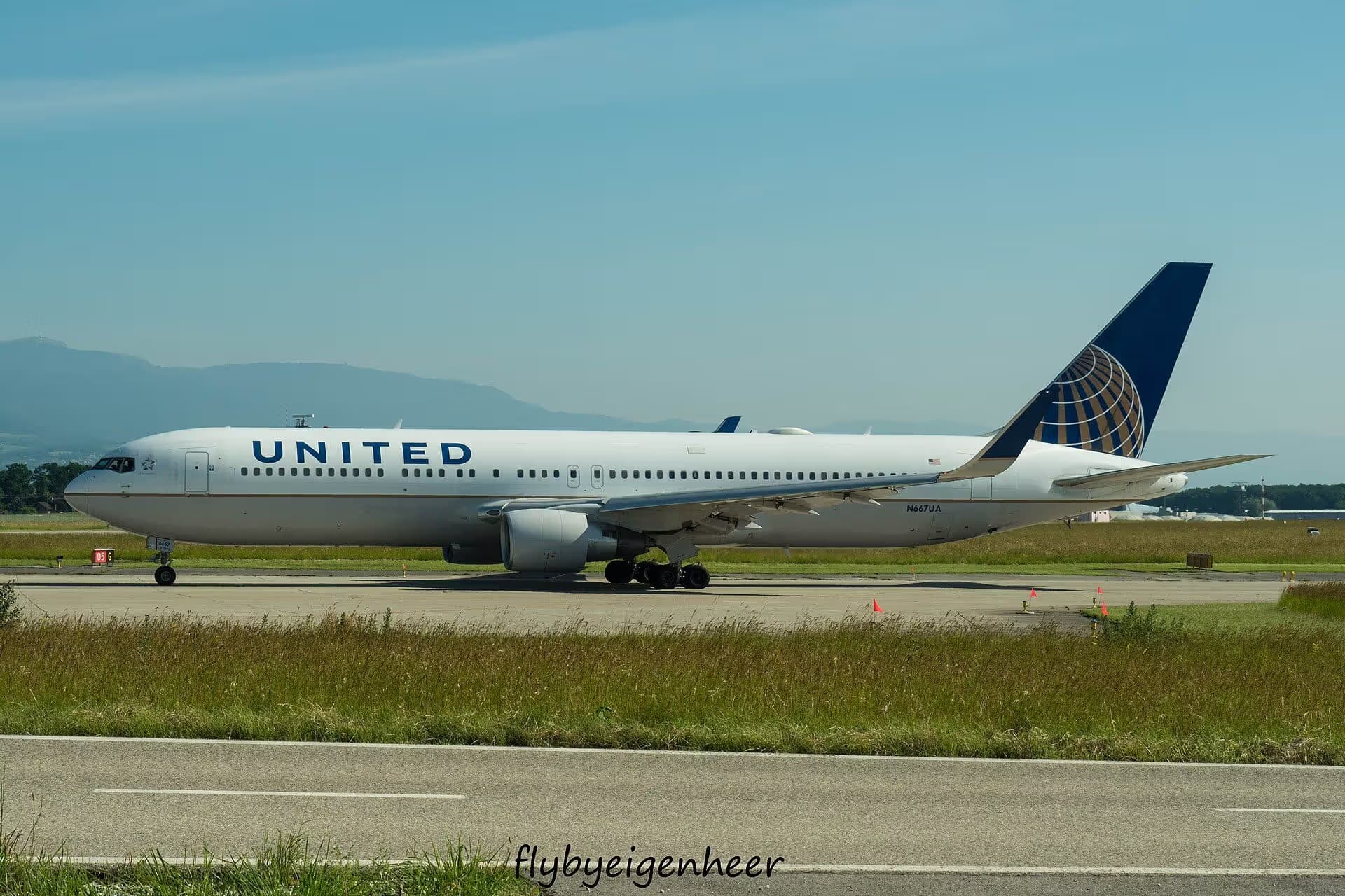 N667UA — Boeing