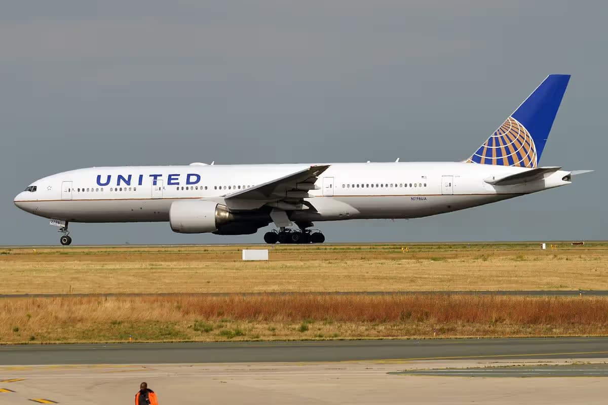 N798UA — Twin-engine aircraft