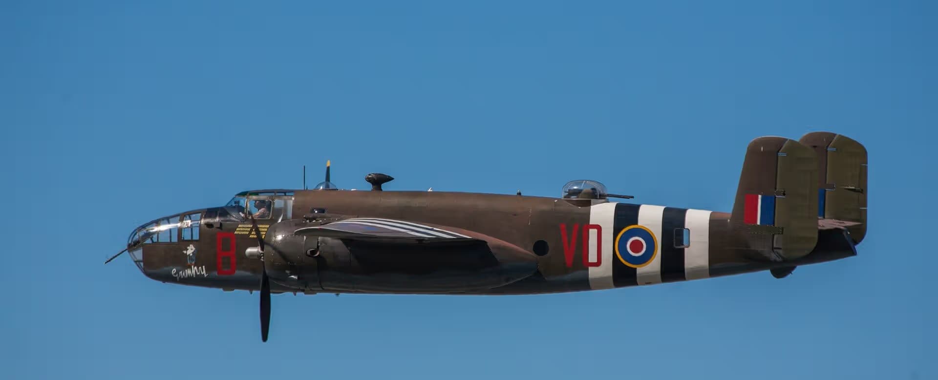 Unidentified — Twin-engine aircraft