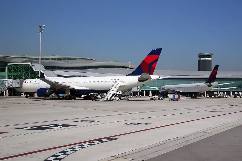 N807NW — Twin-engine aircraft
