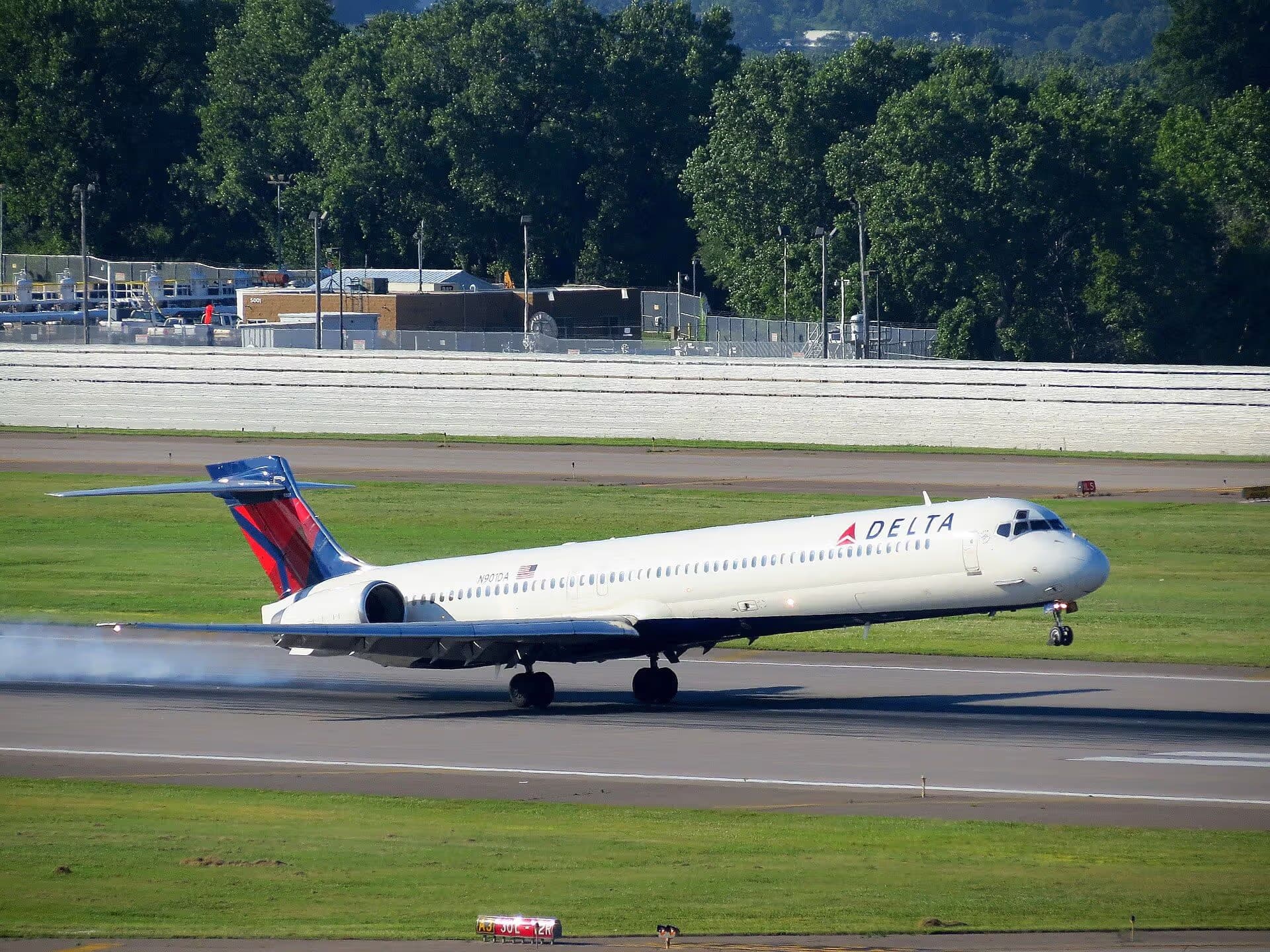 N901DA — Twin-engine aircraft