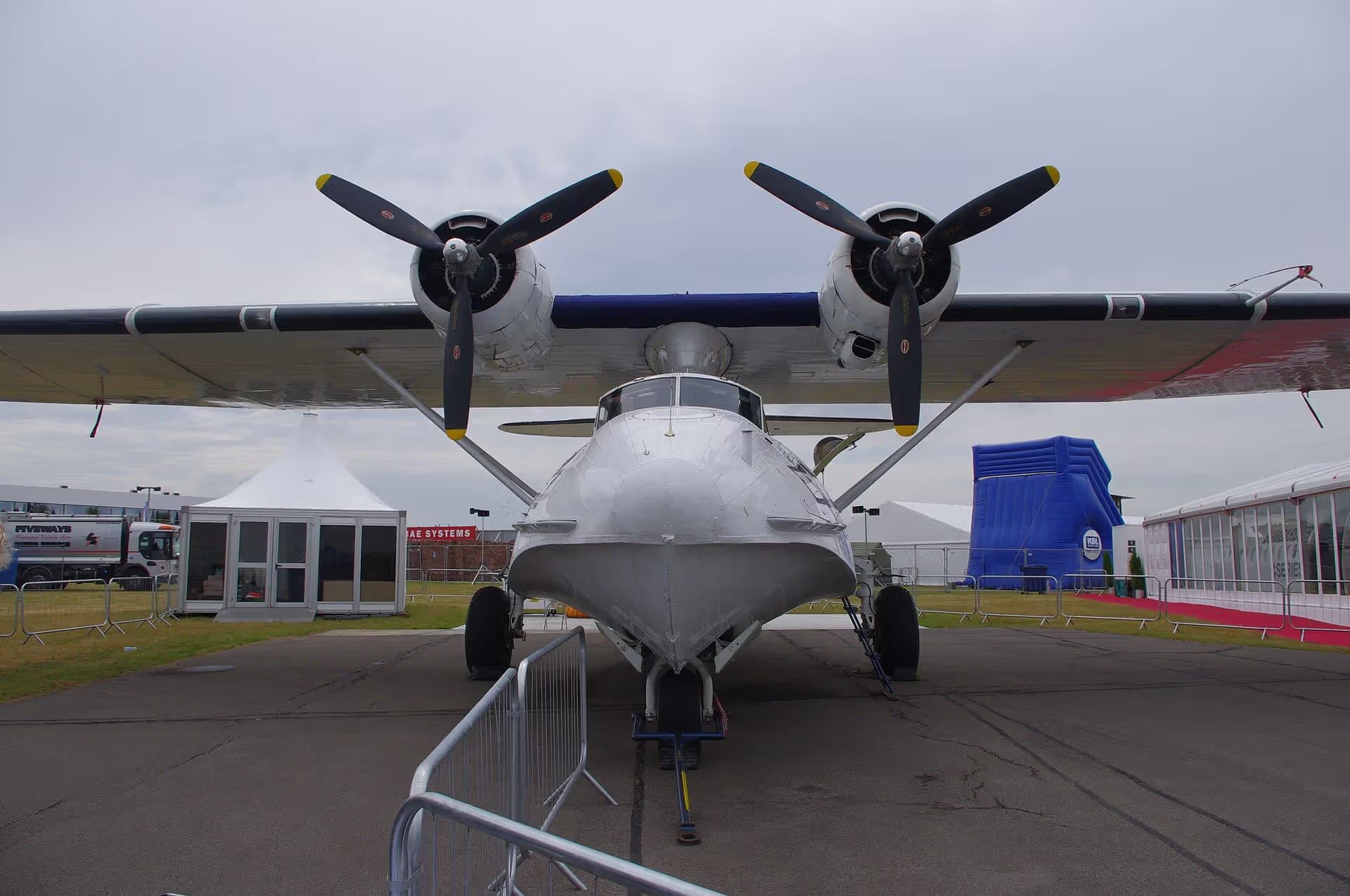 Unidentified — Twin-engine aircraft