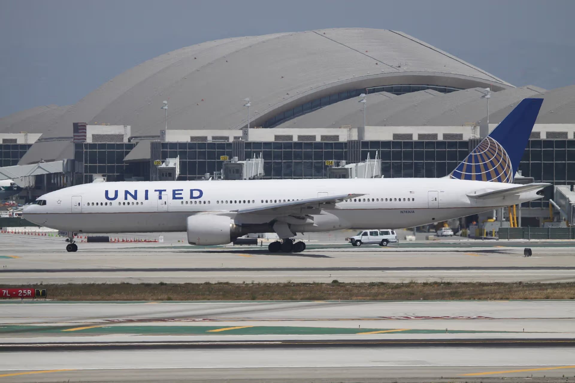 N783UA — Twin-engine aircraft