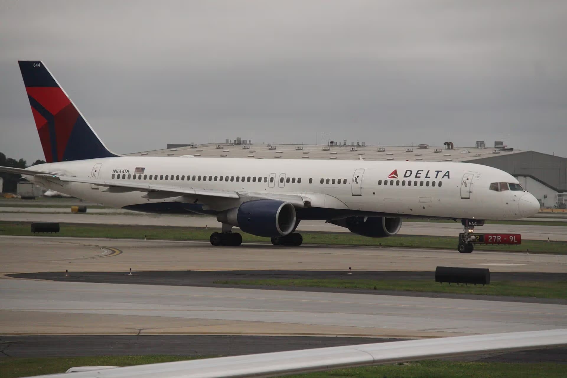 N644DL — Twin-engine aircraft