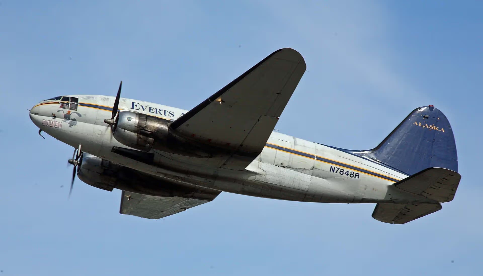 N7848B — Twin-engine aircraft