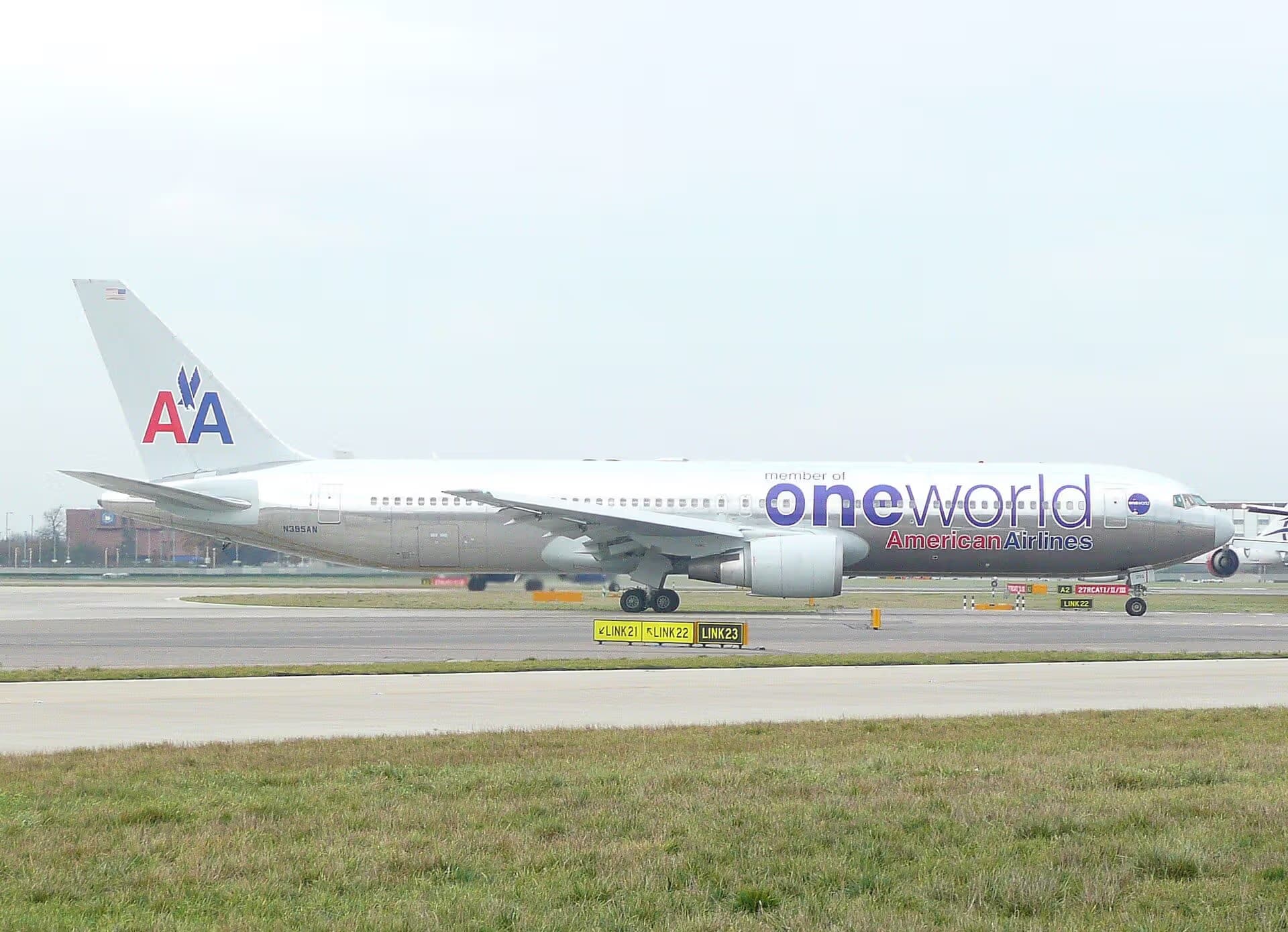 N395AN — Twin-engine aircraft