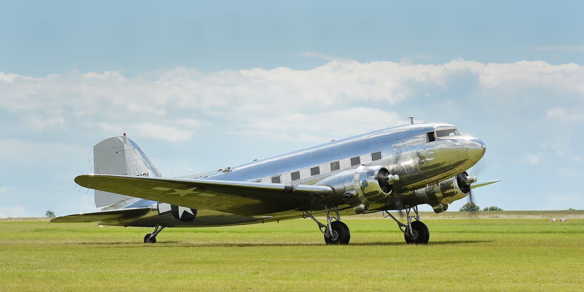 Unidentified — Twin-engine aircraft
