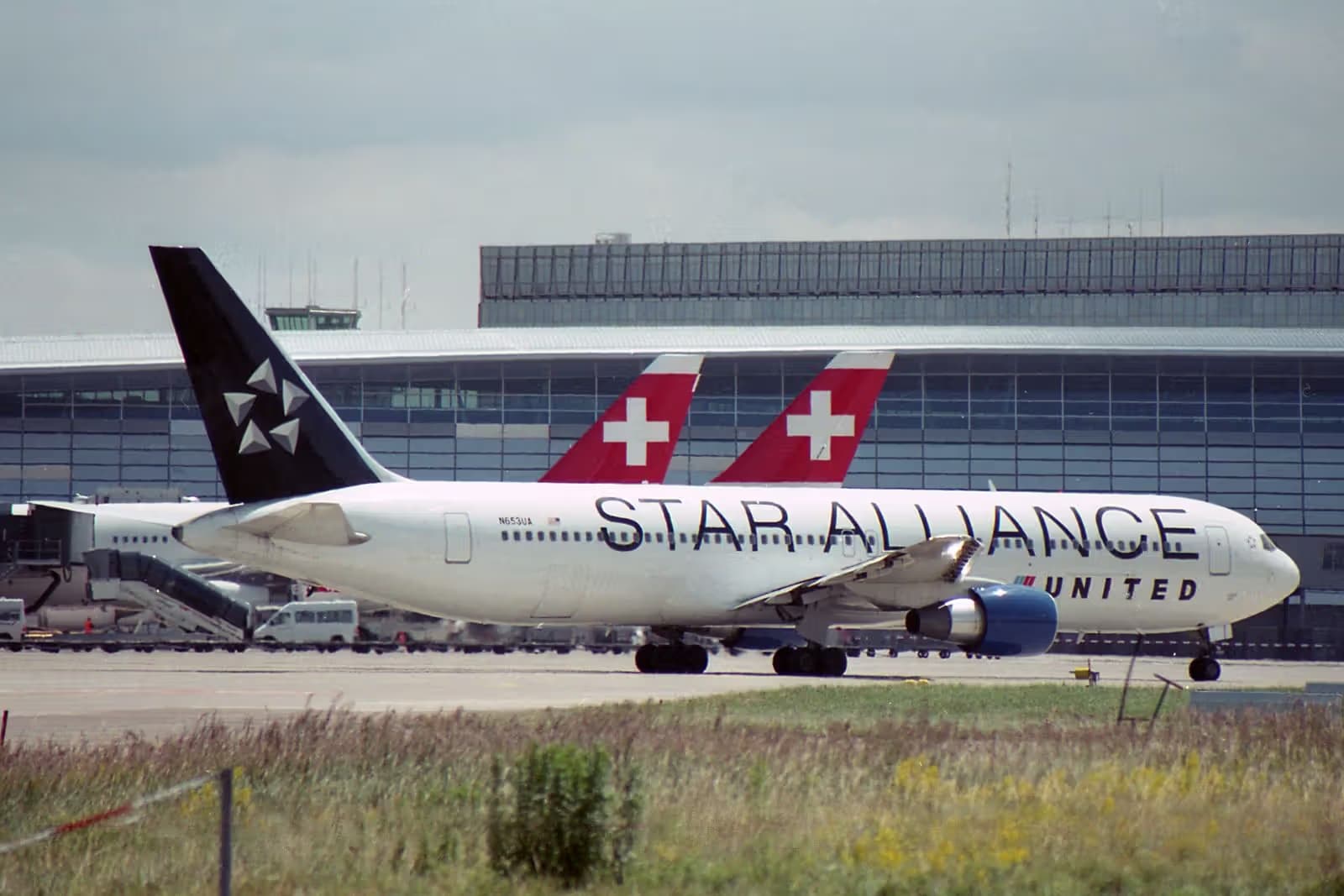 N653UA — Twin-engine aircraft