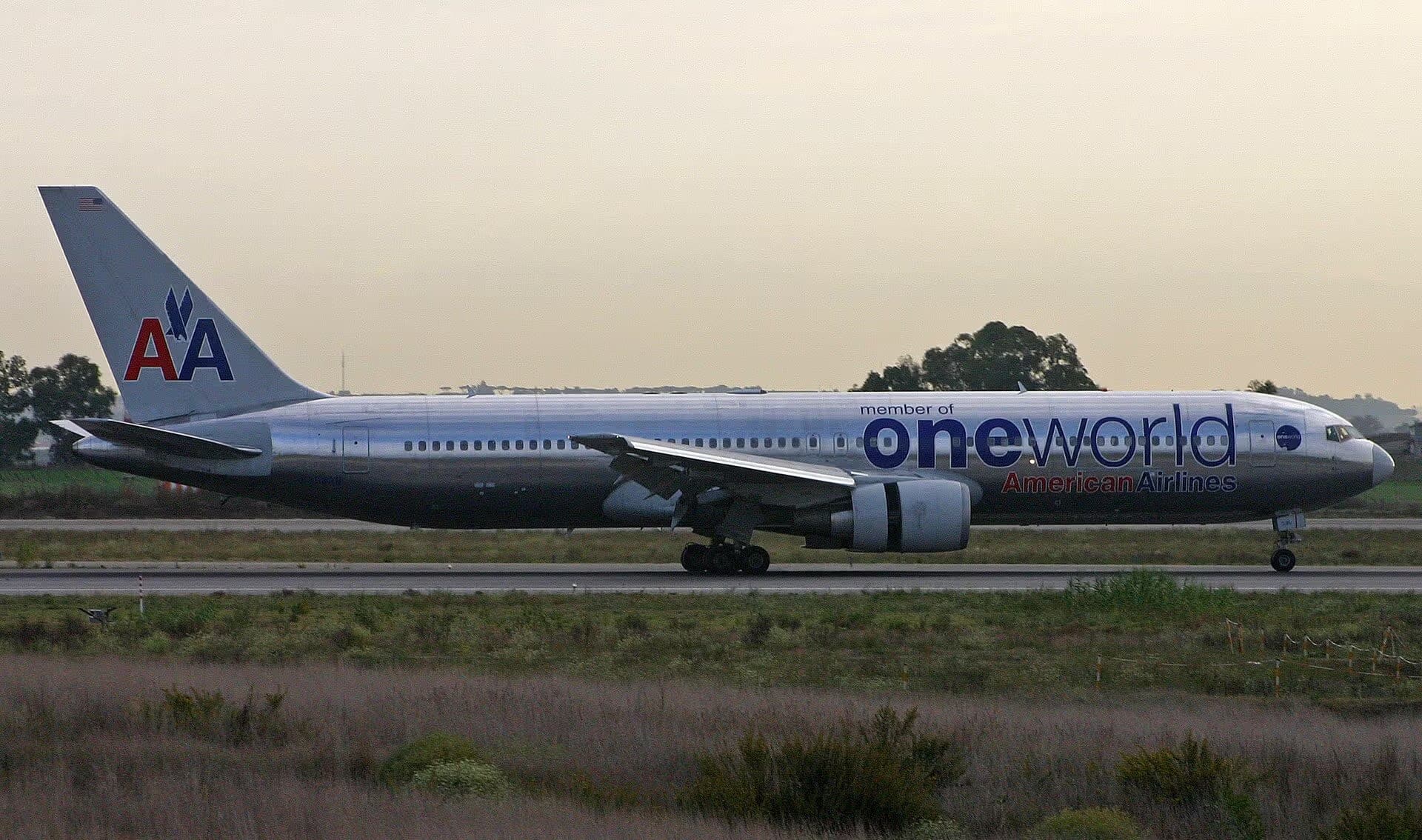 N395AN — Twin-engine aircraft