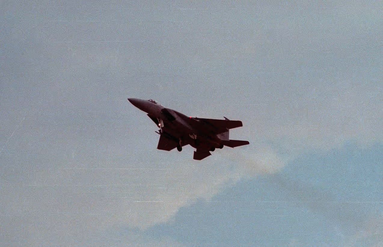 Unidentified — Twin-engine aircraft