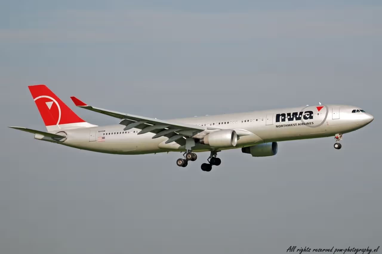 N818NW — Twin-engine aircraft