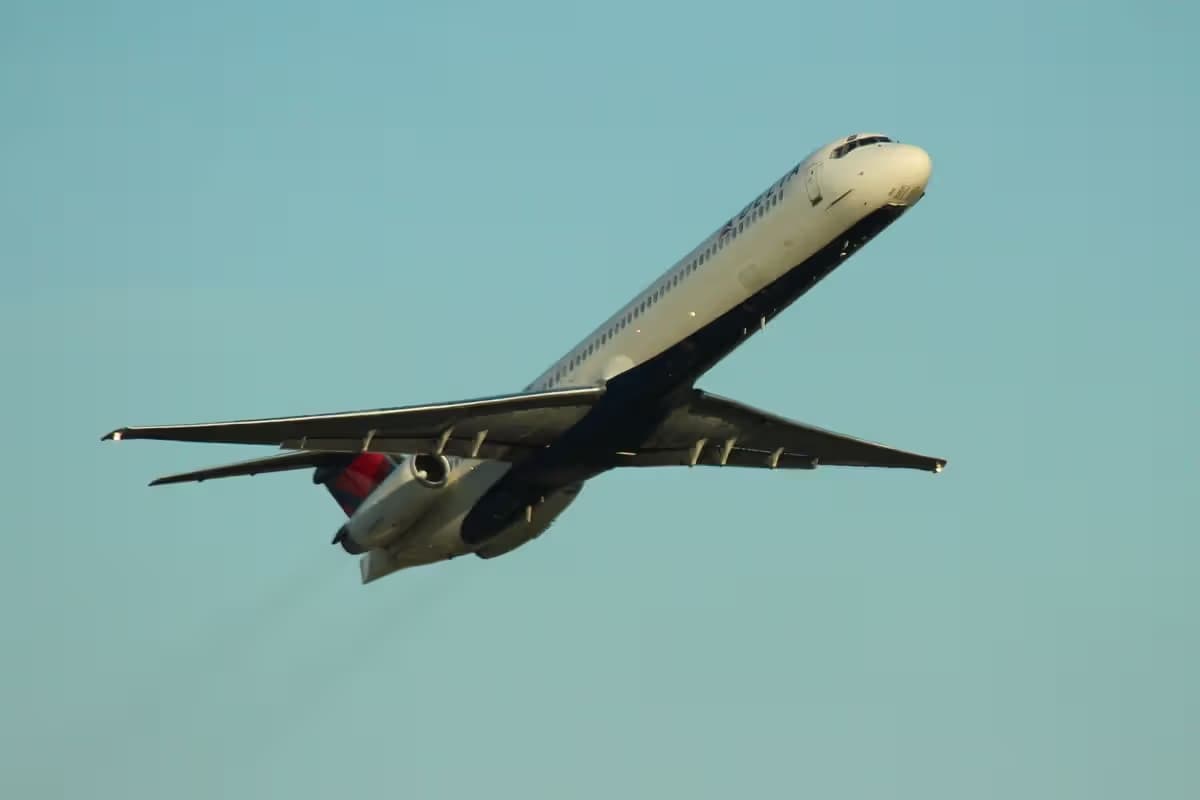 N912DE — Twin-engine aircraft