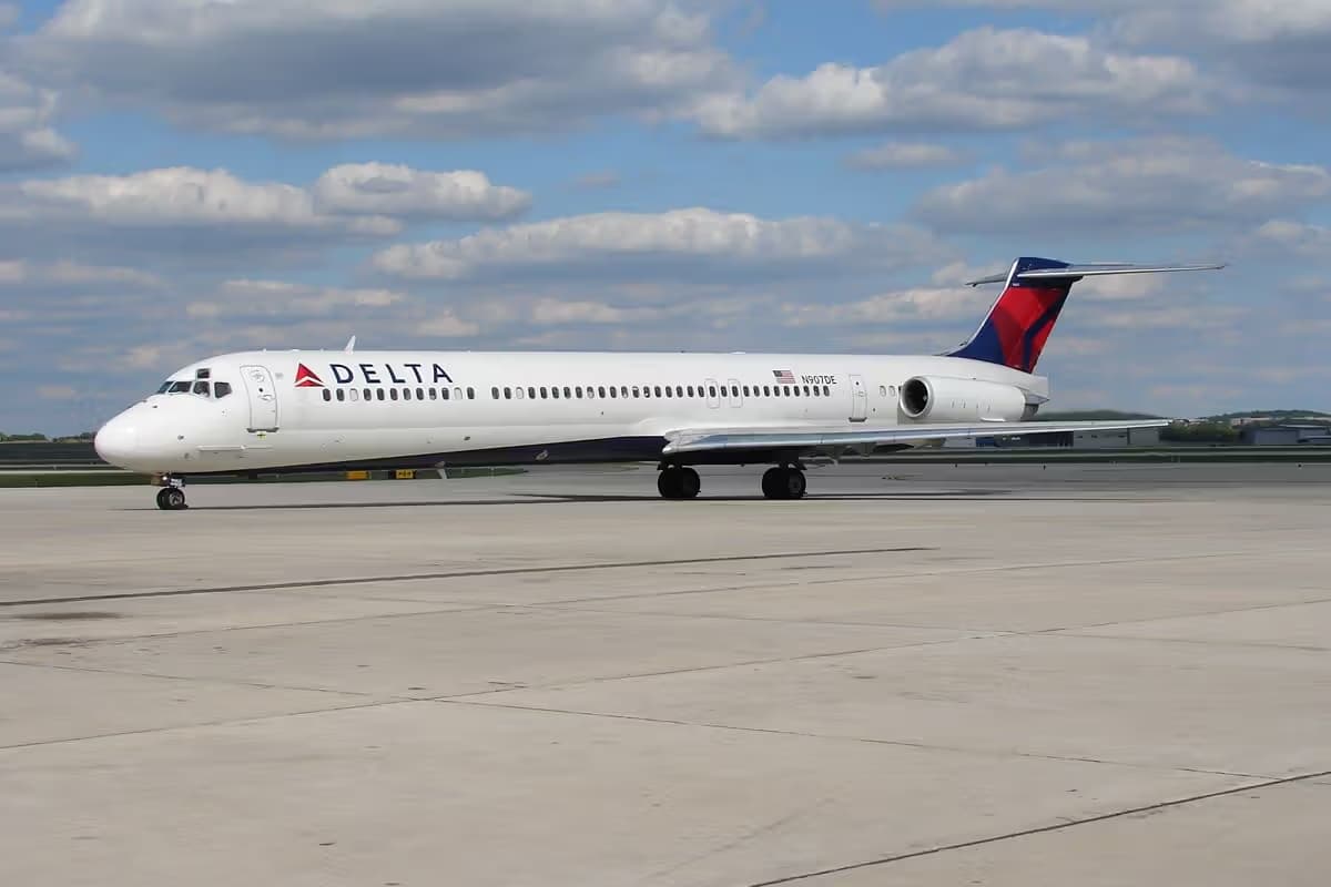 N907DE — Douglas