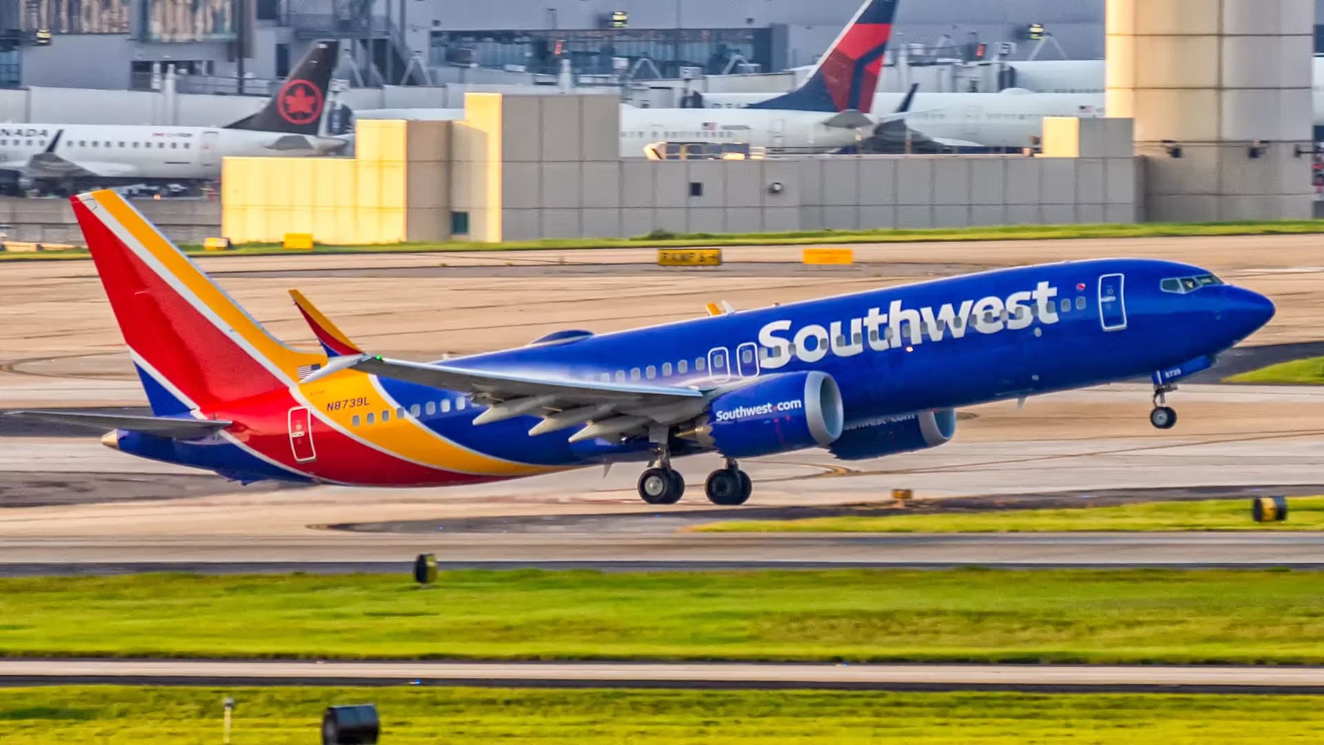 N8739L — Twin-engine aircraft