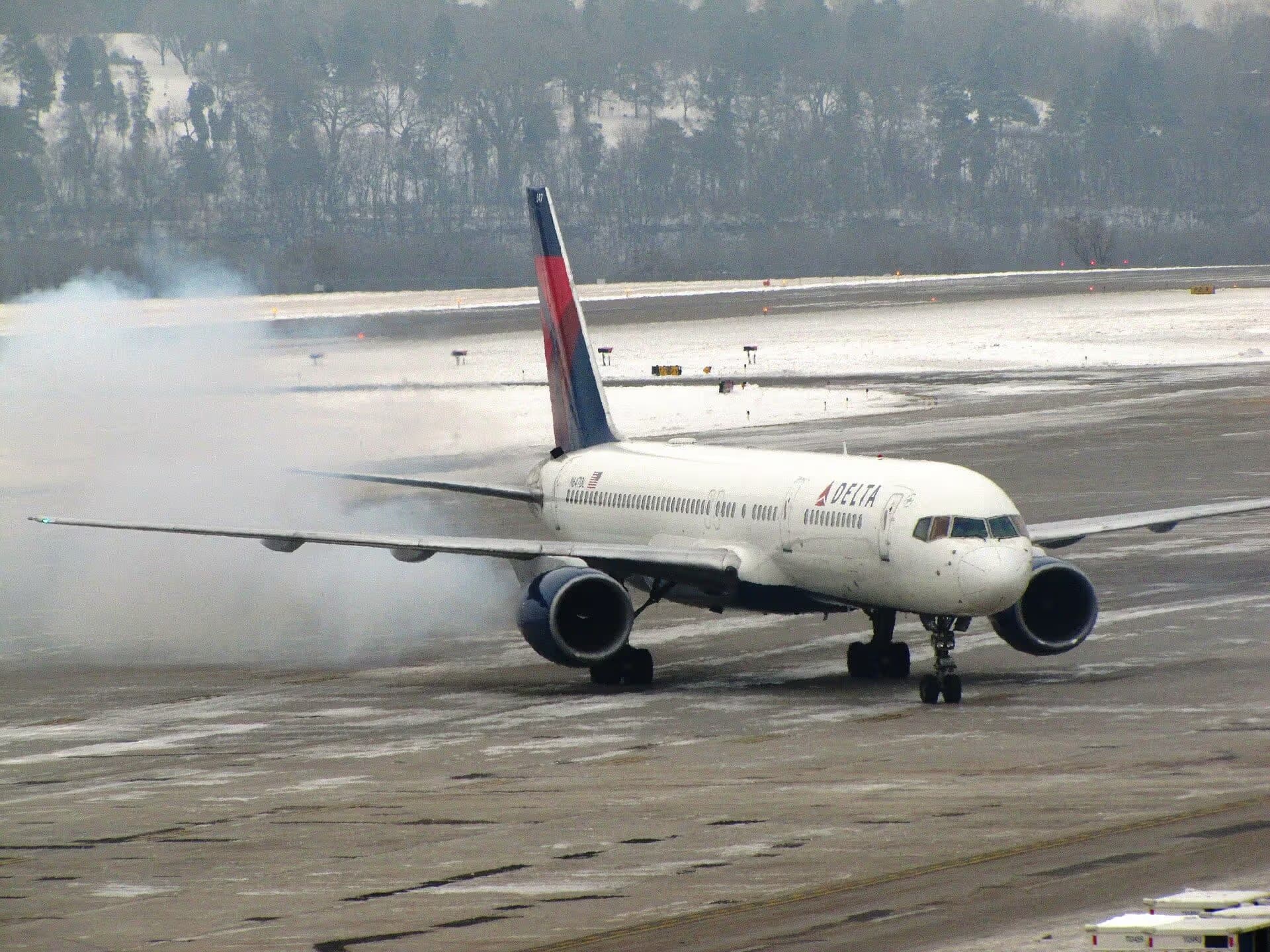 N647DL — Twin-engine aircraft