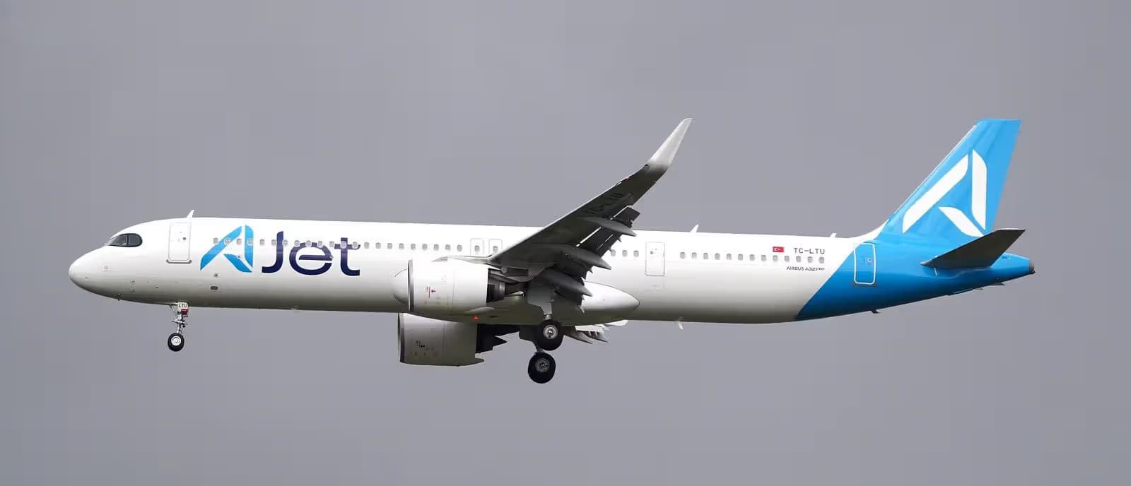TC-LTU — Twin-engine aircraft