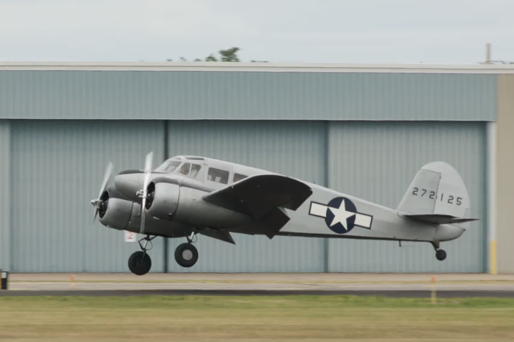 Unidentified — Twin-engine aircraft