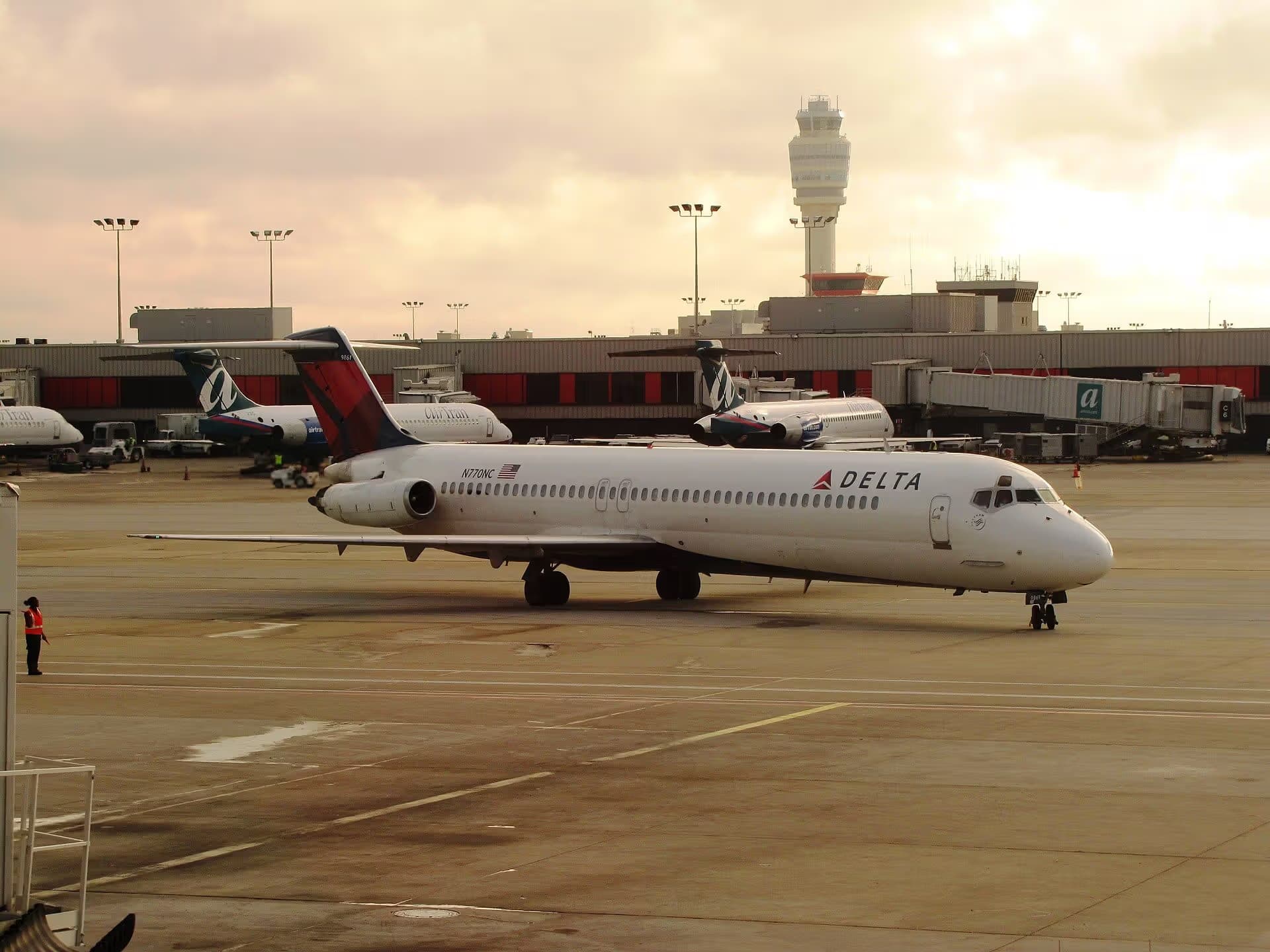 N770NC — Twin-engine aircraft