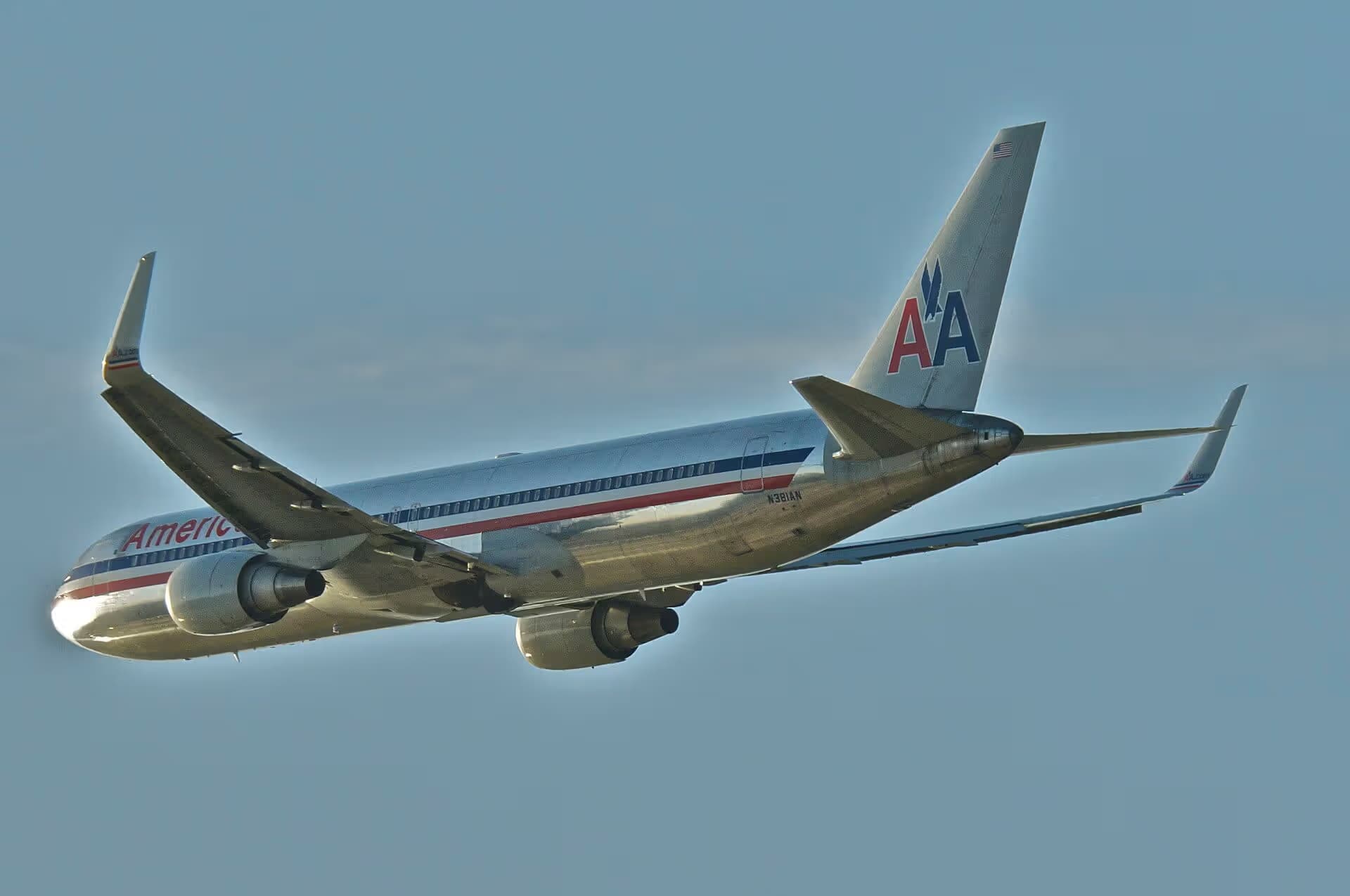 N381AN — Twin-engine aircraft