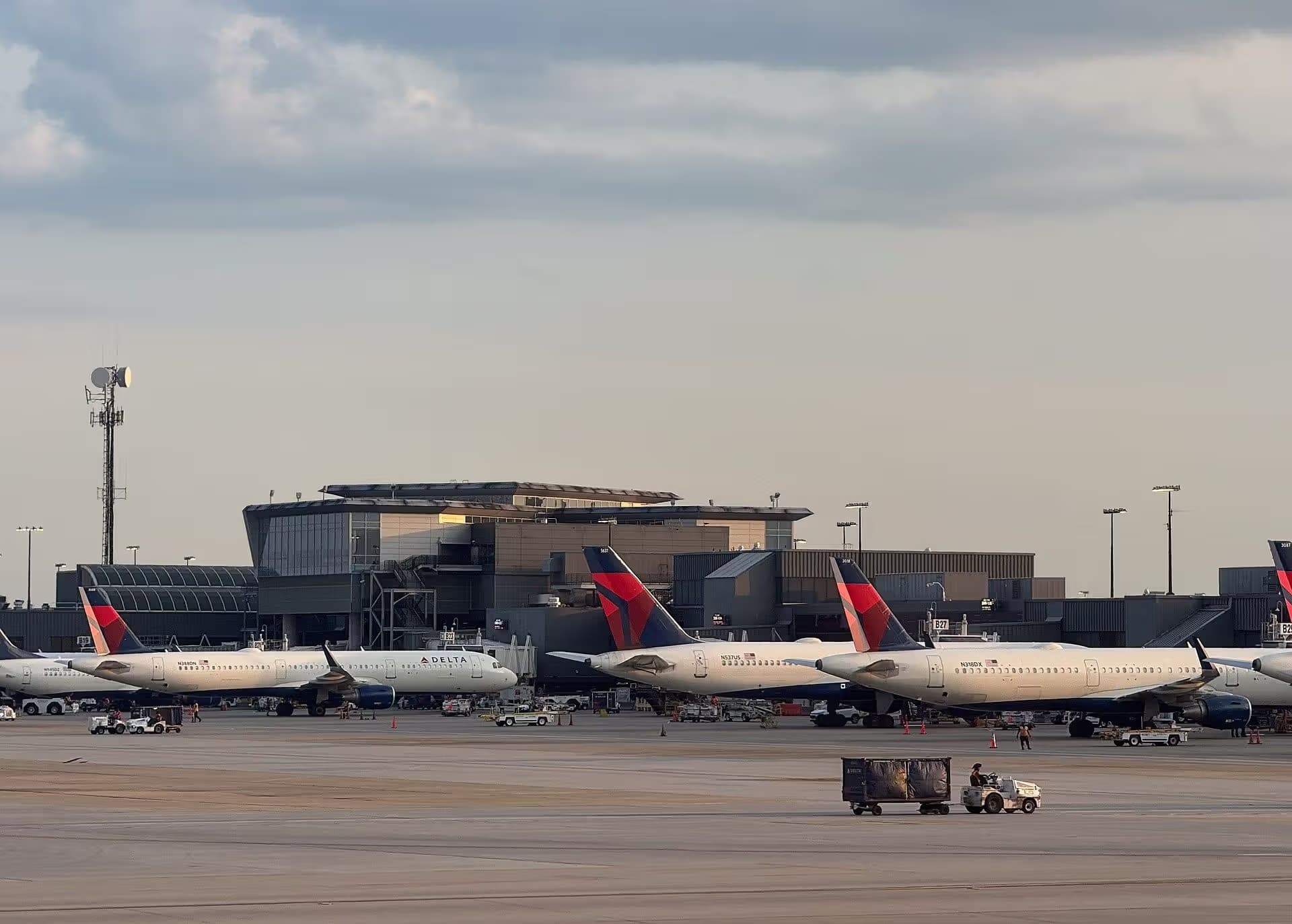 N318DX — Aircraft at Atlanta Airport