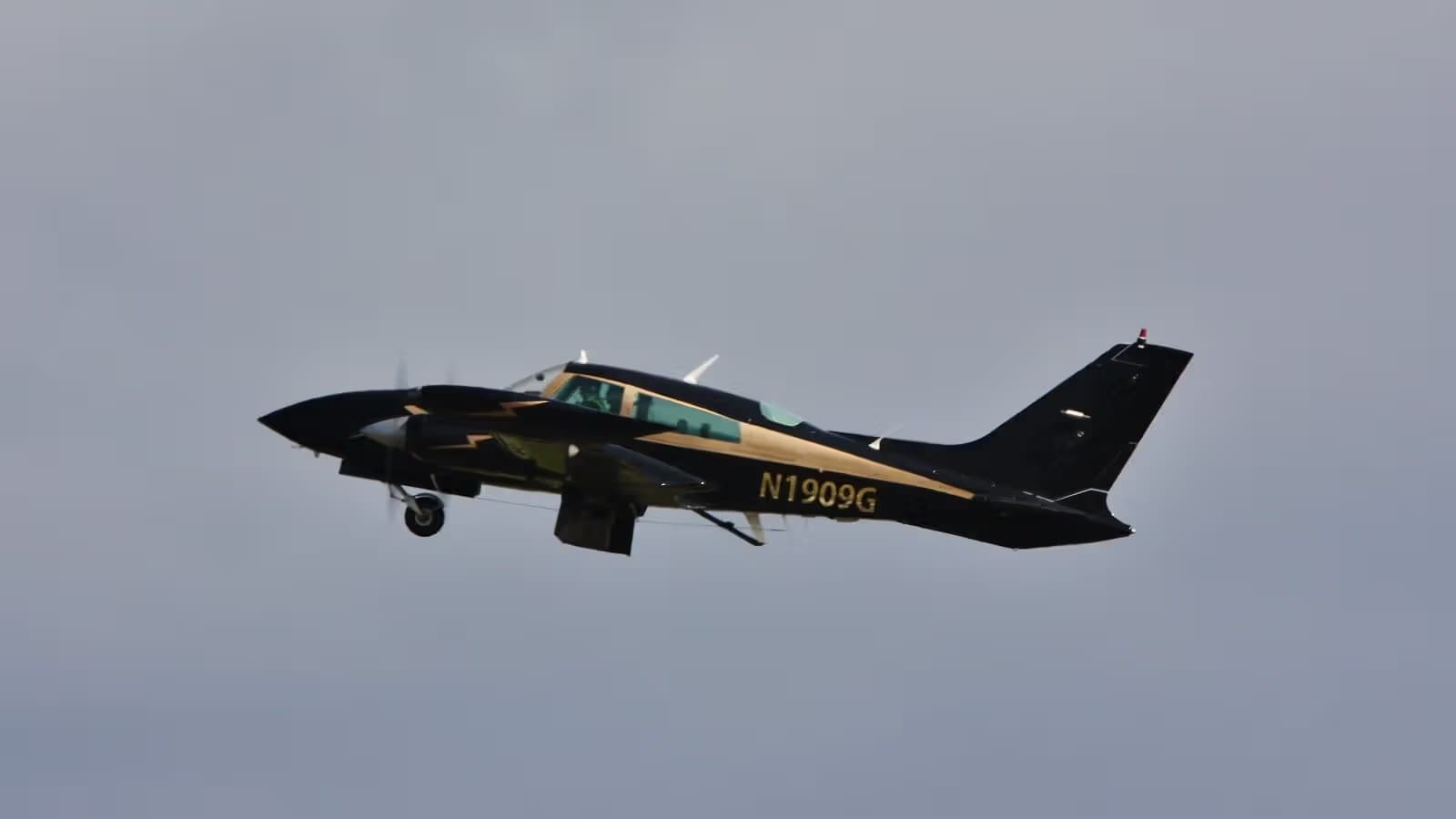 N1909G — Twin-engine aircraft