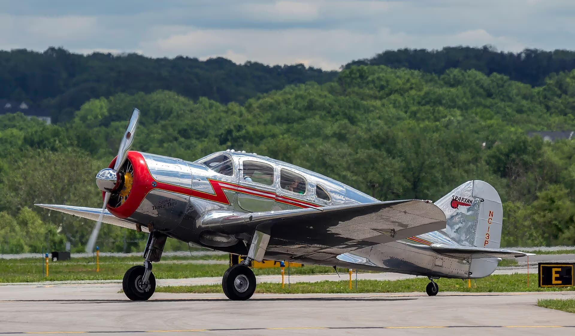Unidentified — Single-engine aircraft