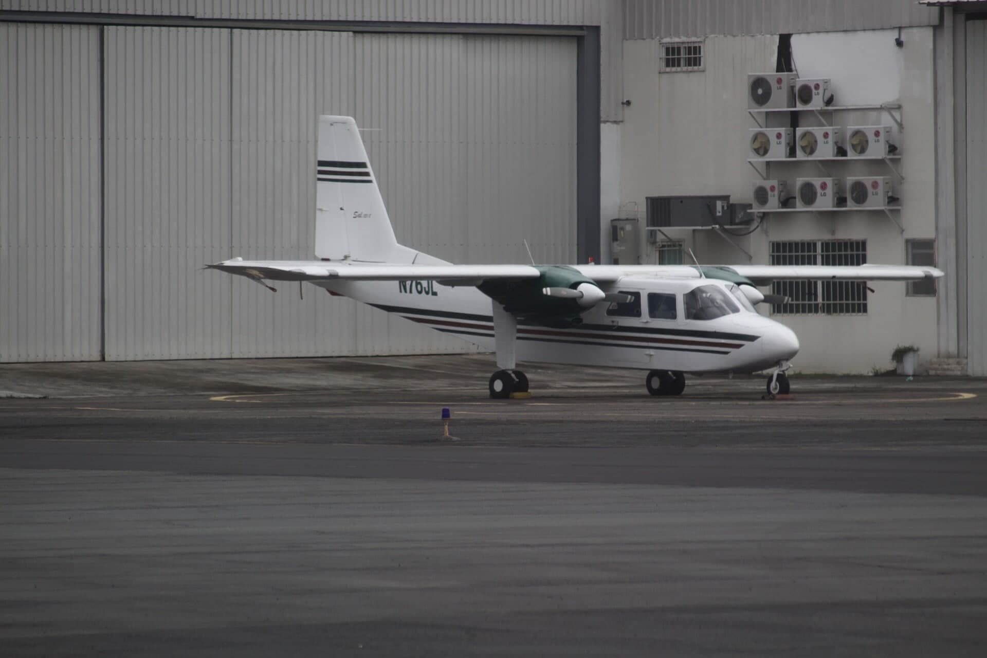 N76JL — Twin-engine aircraft