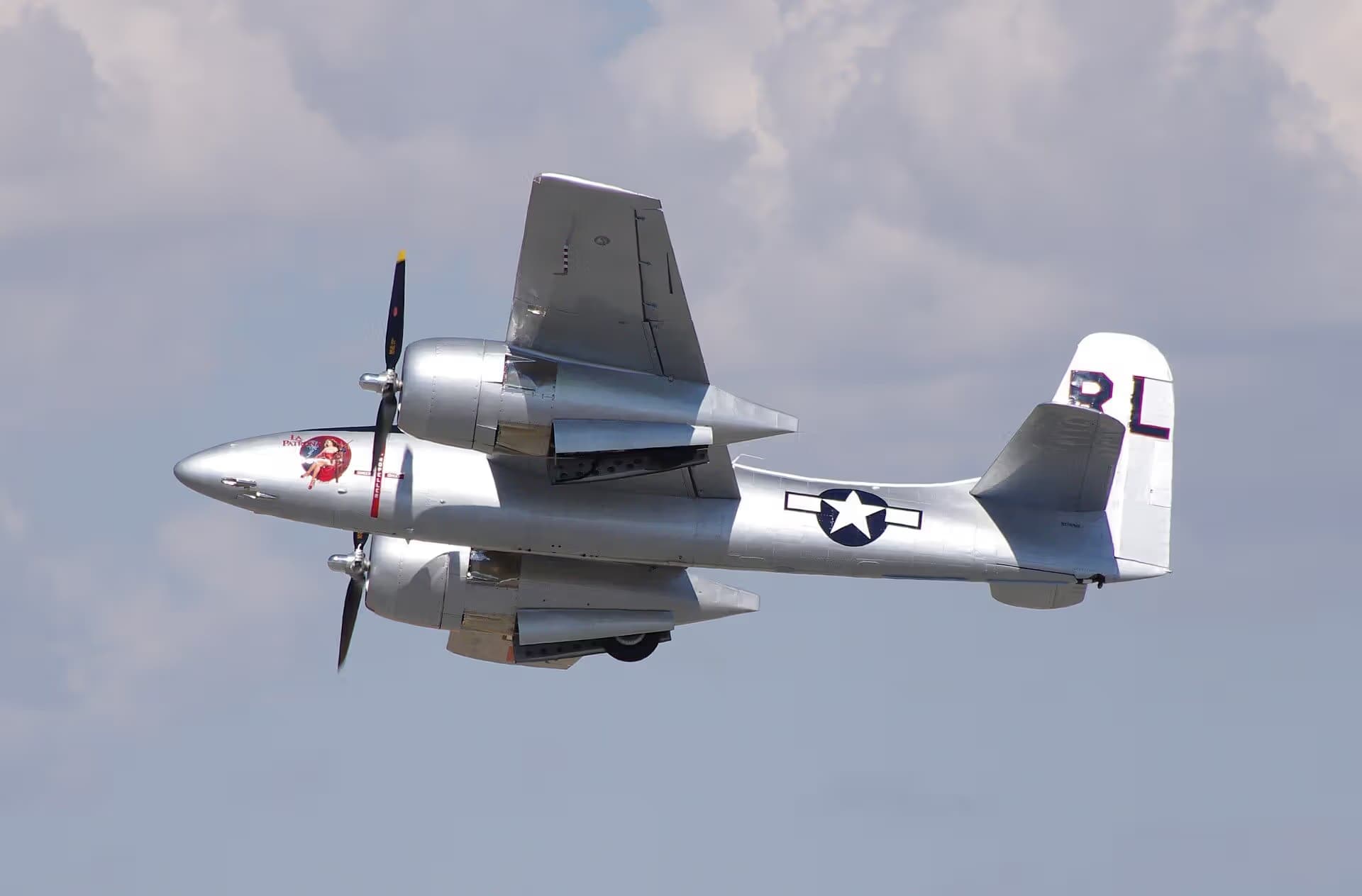 Unidentified — Twin-engine aircraft