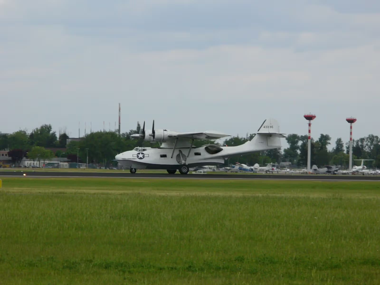 Unidentified — Twin-engine aircraft