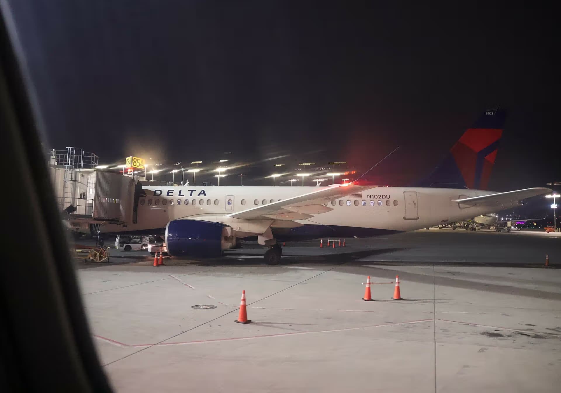 N102DU — Aircraft at LaGuardia Airport