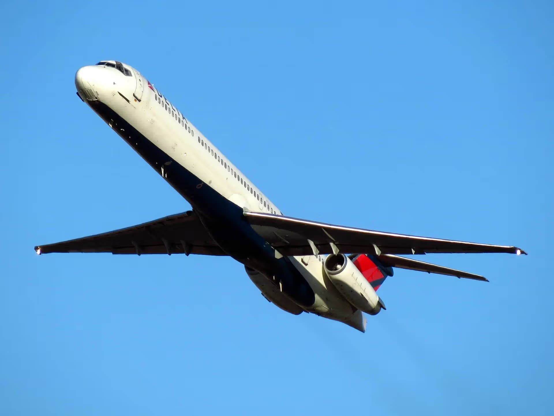 N905DE — Twin-engine aircraft