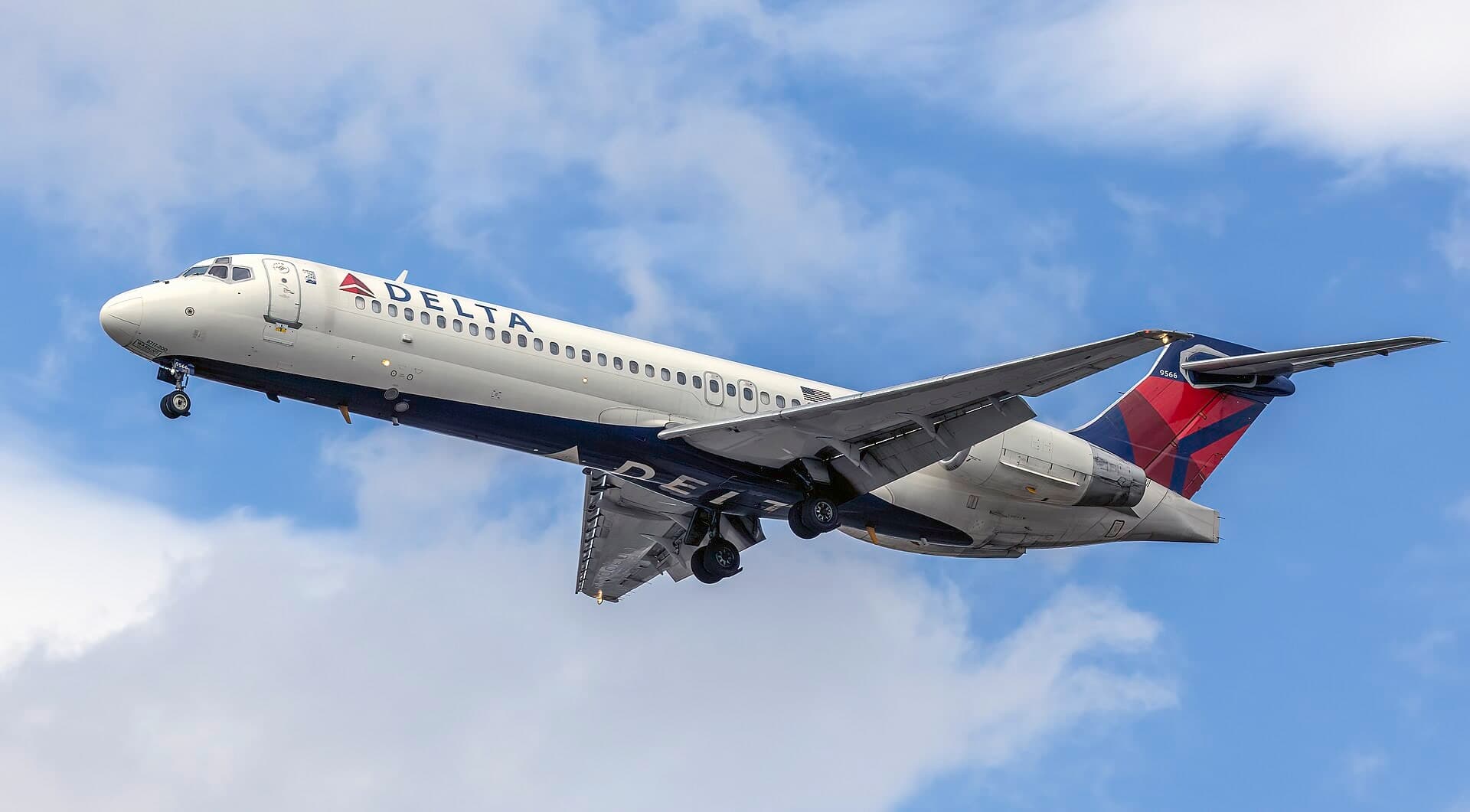 N933AT — Twin-engine aircraft
