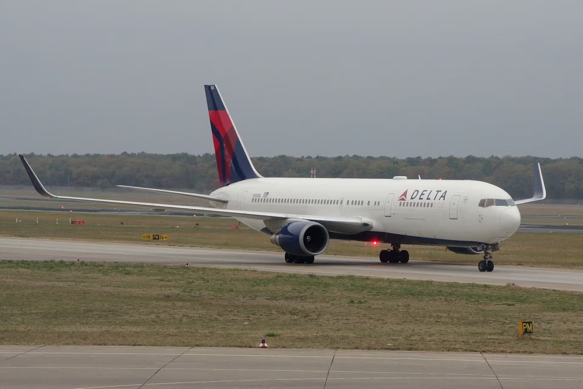 N152DL — Twin-engine aircraft