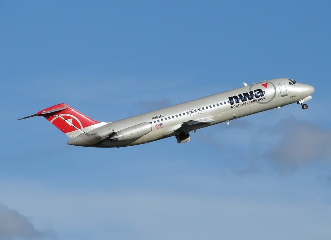 N8932E — Twin-engine aircraft