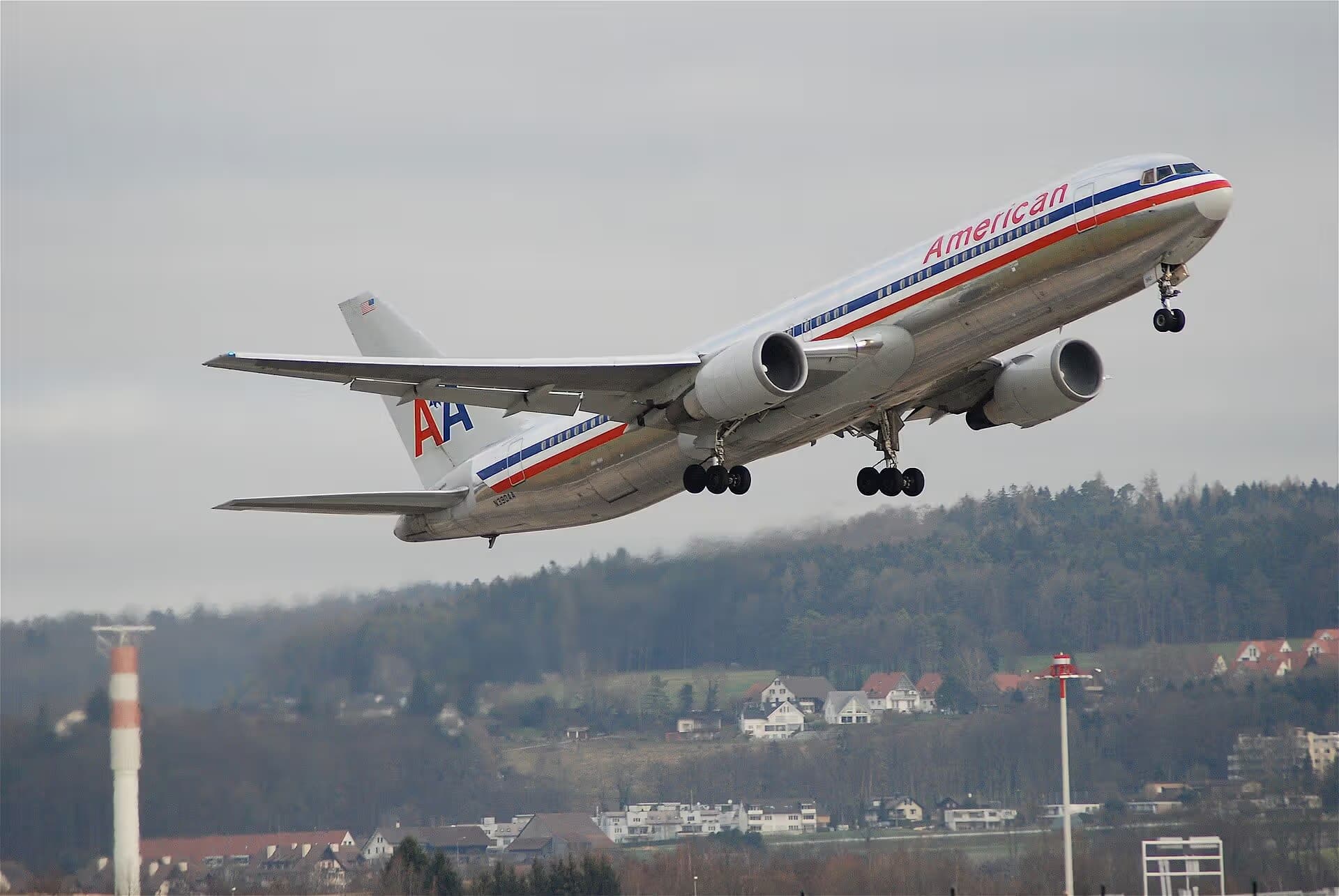 N390AA — Twin-engine aircraft