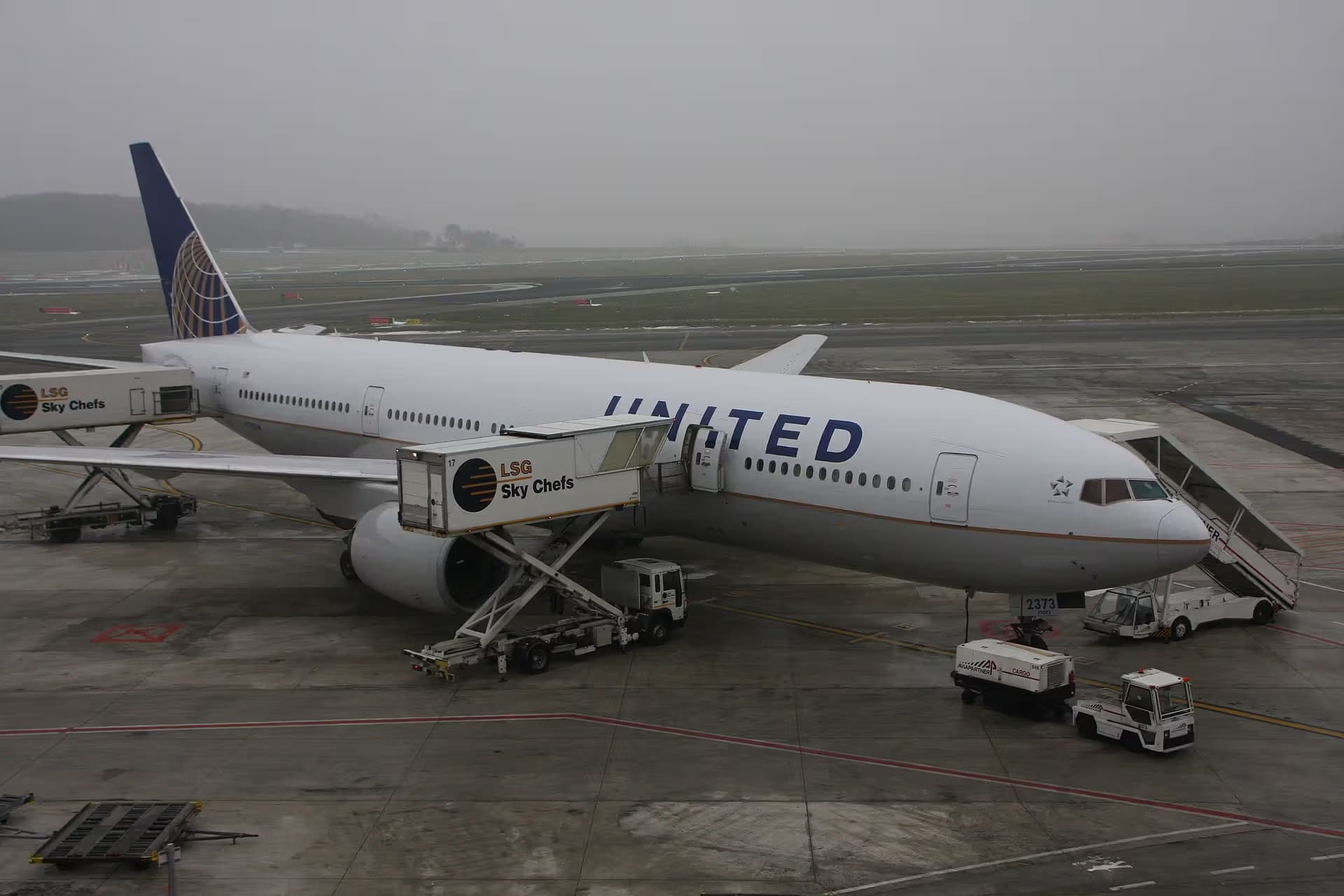N773UA — Twin-engine aircraft