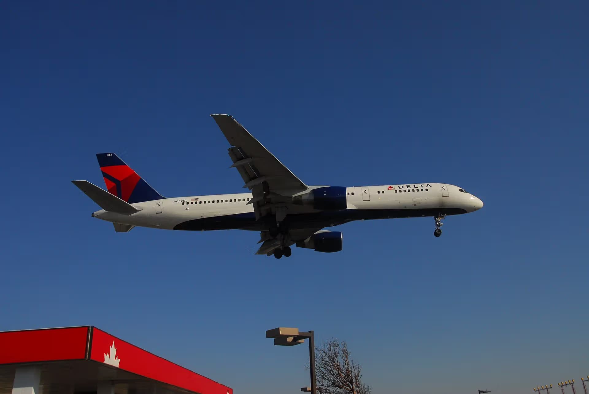 N652DL — Twin-engine aircraft