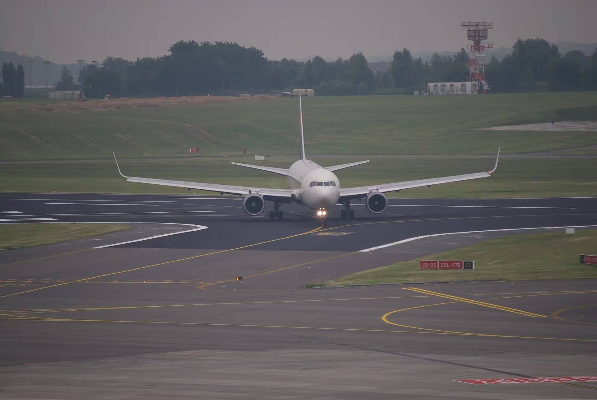 N1611B — Twin-engine aircraft