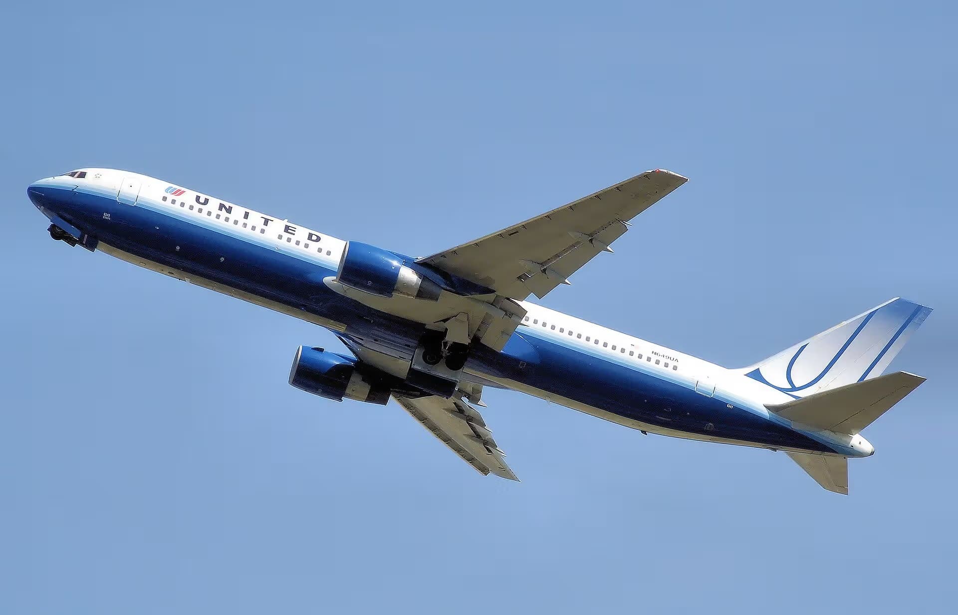 N649UA — Twin-engine aircraft