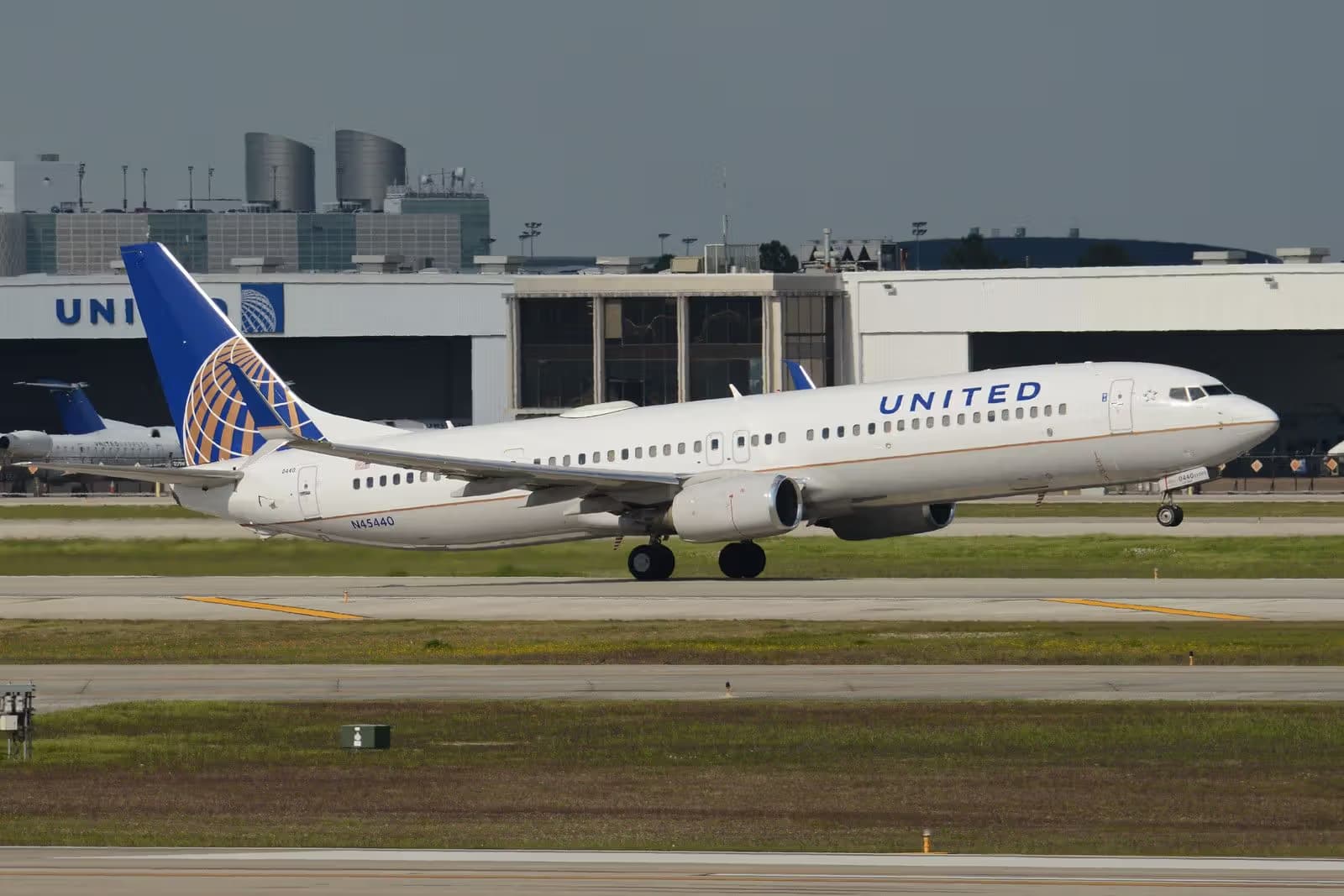 N45440 — Twin-engine aircraft